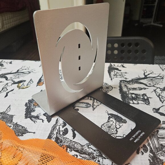 Portal 2 ThinkGeek Bookends Aluminium Video Game Decor - Picture 3 of 12